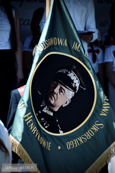 Nowy sztandar, kapsuła czasu i spotkania absolwentów. Szkoła w Henrykowie świętowała 80-lecie