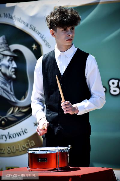 Nowy sztandar, kapsuła czasu i spotkania absolwentów. Szkoła w Henrykowie świętowała 80-lecie