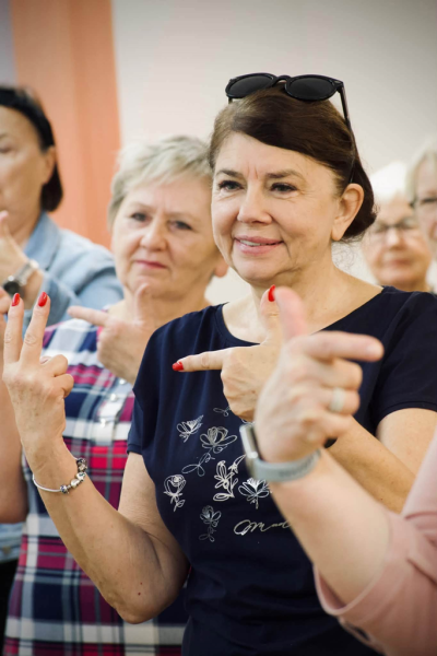 Seniorzy uczestniczą w zajęciach „Zdrowe Postawy”