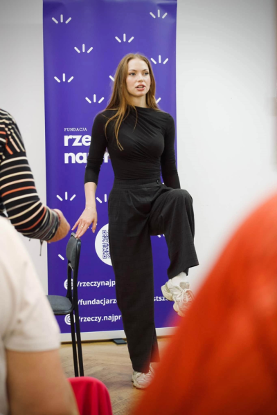 Seniorzy uczestniczą w zajęciach „Zdrowe Postawy”