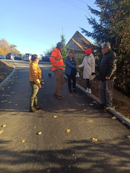 W ramach zadania położona została nowa warstwa bitumiczna i zrealizowano odwodnienie drogi na odcinku blisko kilometra