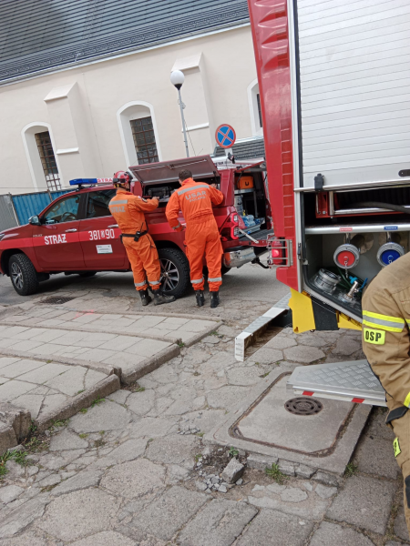 W Złotym Stoku zapadł się fragment drogi, ujawniając tajemniczy tunel