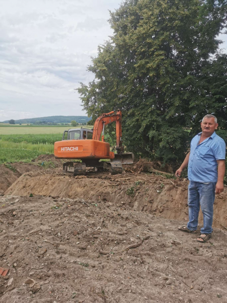 Zakres prac obejmuje odkrzaczenie, wycinkę drzew, usunięcie korzeni, maszynowe odmulenie i poszerzenie dna rowu oraz naprawę skarp i rozplantowanie urobku