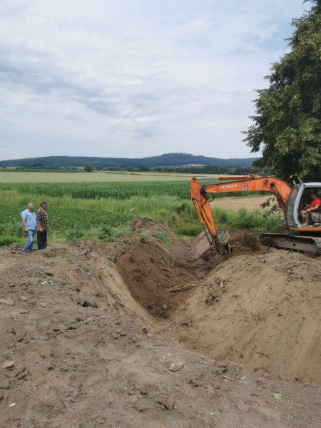 Zakres prac obejmuje odkrzaczenie, wycinkę drzew, usunięcie korzeni, maszynowe odmulenie i poszerzenie dna rowu oraz naprawę skarp i rozplantowanie urobku