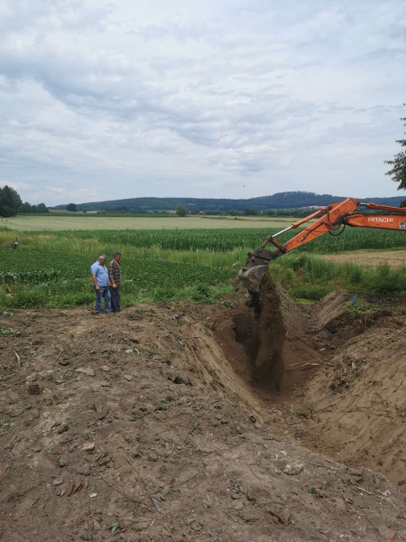 Zakres prac obejmuje odkrzaczenie, wycinkę drzew, usunięcie korzeni, maszynowe odmulenie i poszerzenie dna rowu oraz naprawę skarp i rozplantowanie urobku