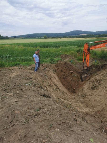 Zakres prac obejmuje odkrzaczenie, wycinkę drzew, usunięcie korzeni, maszynowe odmulenie i poszerzenie dna rowu oraz naprawę skarp i rozplantowanie urobku