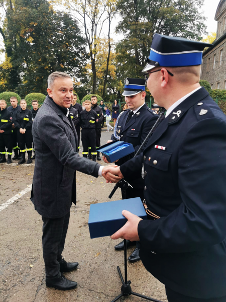 Uroczyste przekazanie auta ratowniczo-gaśniczego dla OSP Henryków