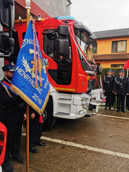 Uroczyste przekazanie auta ratowniczo-gaśniczego dla OSP Henryków