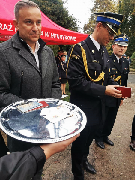 Uroczyste przekazanie auta ratowniczo-gaśniczego dla OSP Henryków