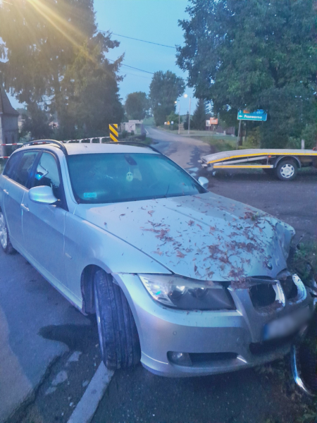 BMW wypadło z drogi w Wadochowicach. Kierowca był pijany