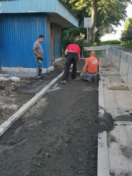 Plac przed świetlicą wiejską w Kobylej Głowie zyskał nowa nawierzchnię