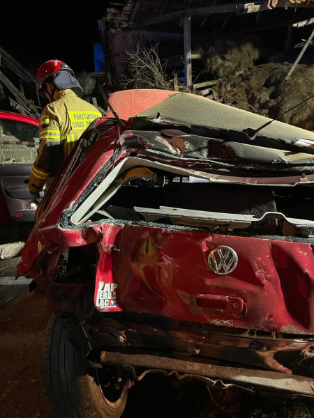 Volkswagen wypadł z drogi i uderzył w budynek gospodarczy. Kierowca w szpitalu