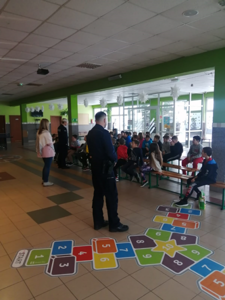Spotkanie ząbkowickich policjantów z uczniami Szkoły Podstawowej w Ciepłowodach
