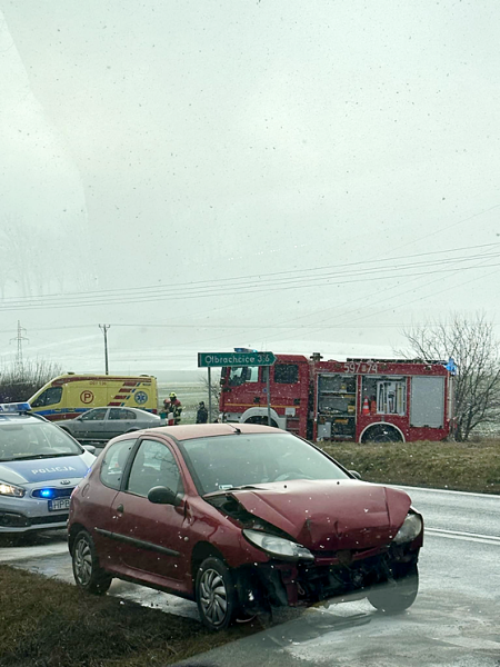 Kolizja dwóch osobówek na krajowej ósemce