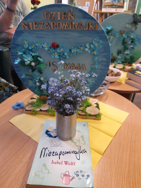 Dzień Niezapominajki w Dyskusyjnym Klubie Książki
