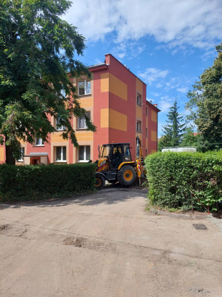 Trwają intensywne prace budowlane przy podwórkach na ul. Ciasnej i Traugutta