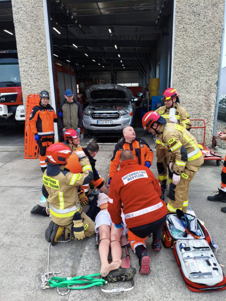 Wspólne ćwiczenia ratowników medycznych i strażaków w Ząbkowicach Śląskich