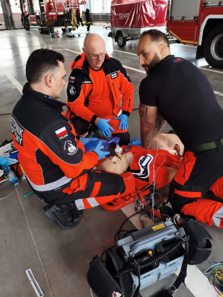 Wspólne ćwiczenia ratowników medycznych i strażaków w Ząbkowicach Śląskich