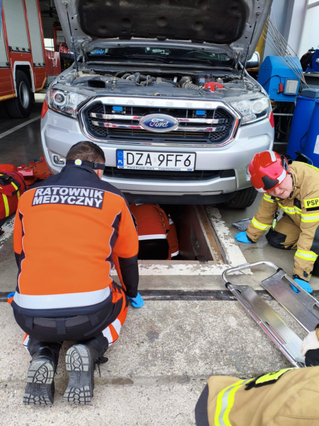 Wspólne ćwiczenia ratowników medycznych i strażaków w Ząbkowicach Śląskich
