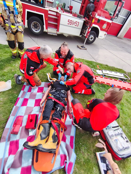 Wspólne ćwiczenia ratowników medycznych i strażaków w Ząbkowicach Śląskich