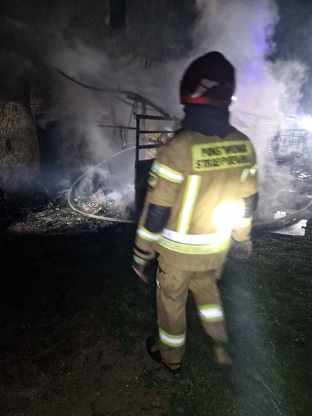 Pożar w Rososznicy. Spłonął budynek gospodarczy