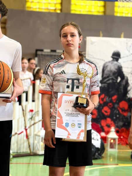 Dzień Patrona i przekazanie sztandaru w Szkole Podstawowej nr 4 w Ziębicach