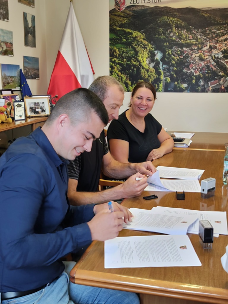 Rusza odbudowa ulic po powodzi. Podpisano umowę na inwestycję w Złotym Stoku