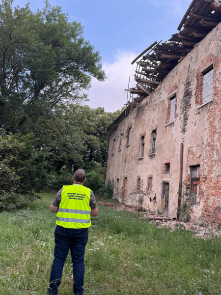 Trwają działania zabezpieczające Dwór w Służejowie po zawaleniu części dachu