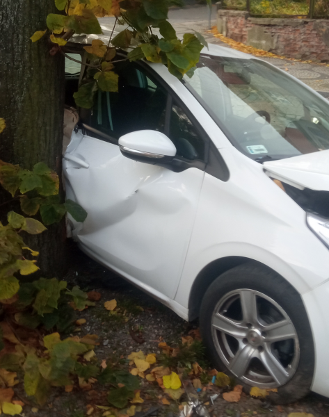 Volkswagen wjechał w zaparkowanego peugeota. Kierowca był pijany