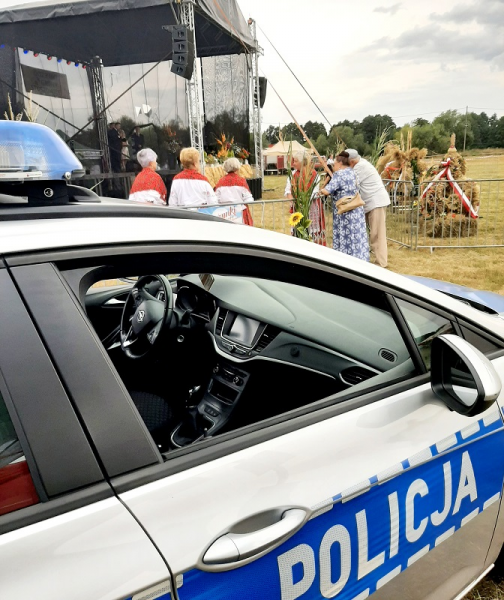 Policyjne stoisko cieszyło się dużym zainteresowaniem nie tylko seniorów ale również dzieci i młodzieży