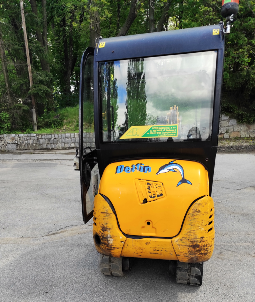 Minikoparka JCB 8015 wraz z trzema łyżkami i szybkozłączem