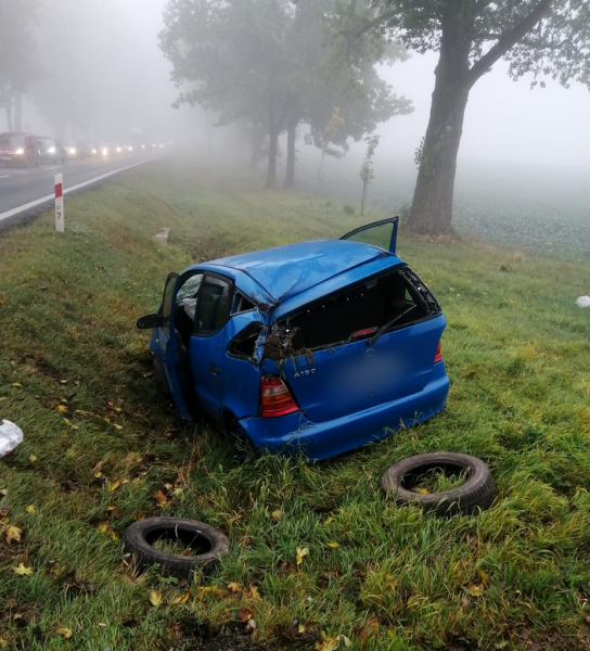 Osobowy mercedes wypadł z drogi na krajowej ósemce w Tarnowie