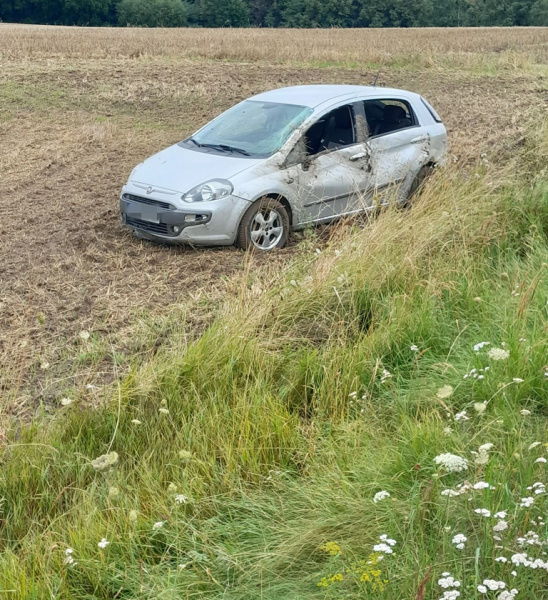  Samochód osobowy wypadł z drogi w Szklarach