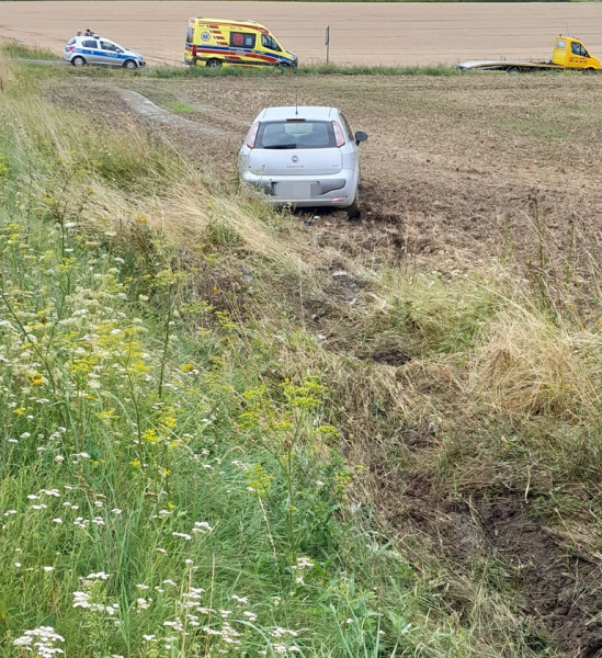  Samochód osobowy wypadł z drogi w Szklarach