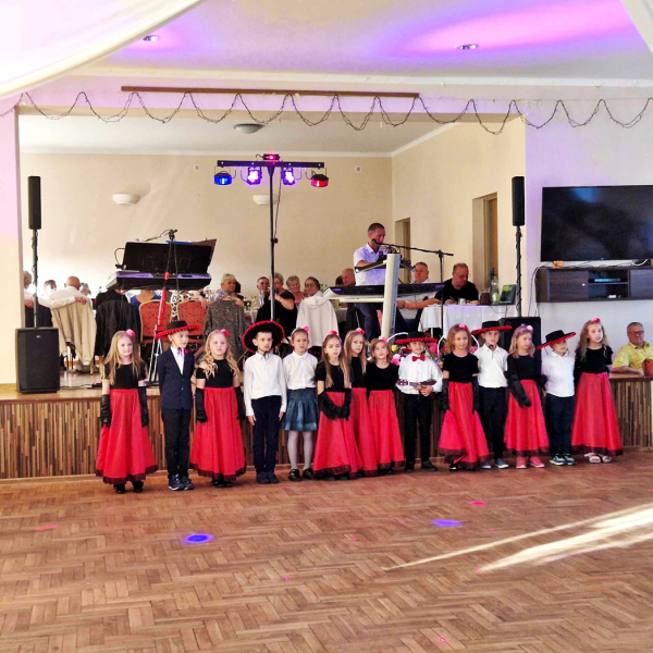 Seniorzy z gminy Stoszowice bawili się w Przedborowej. Bal seniora