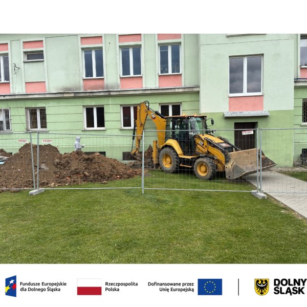 Trwają prace przy izolacji fundamentów budynku CKiP w ramach termomodernizacji