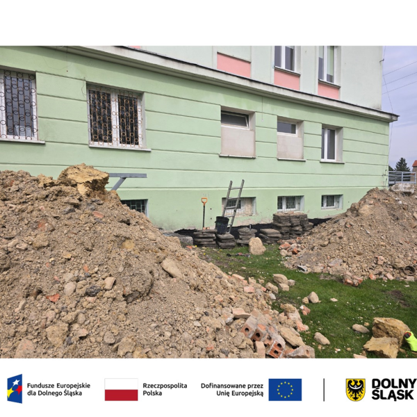 Trwają prace przy izolacji fundamentów budynku CKiP w ramach termomodernizacji
