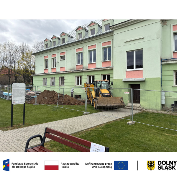 Trwają prace przy izolacji fundamentów budynku CKiP w ramach termomodernizacji