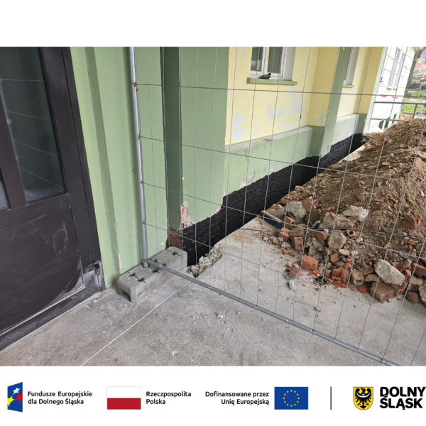 Trwają prace przy izolacji fundamentów budynku CKiP w ramach termomodernizacji