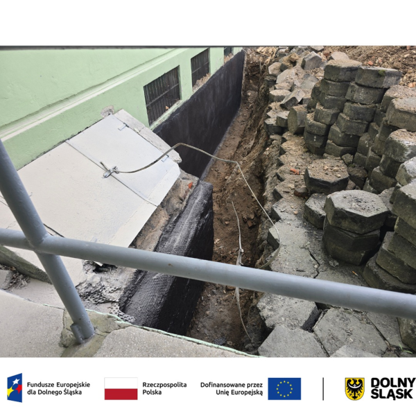 Trwają prace przy izolacji fundamentów budynku CKiP w ramach termomodernizacji