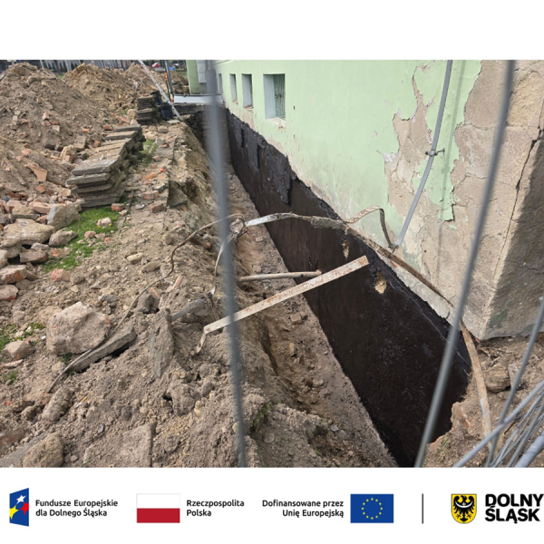 Trwają prace przy izolacji fundamentów budynku CKiP w ramach termomodernizacji