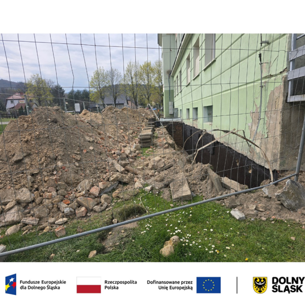 Trwają prace przy izolacji fundamentów budynku CKiP w ramach termomodernizacji