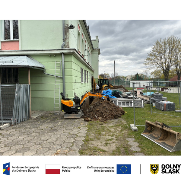 Trwają prace przy izolacji fundamentów budynku CKiP w ramach termomodernizacji