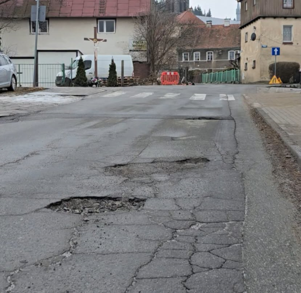 Rusza odbudowa ulic po powodzi. Podpisano umowę na inwestycję w Złotym Stoku