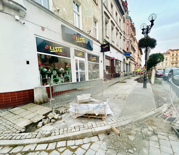 Remont chodnika w Rynku w Ziębicach