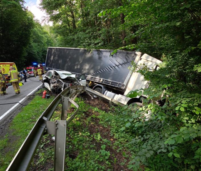 	Wypadek z udziałem samochodu ciężarowego i dwóch osobówek na drodze krajowej nr 46