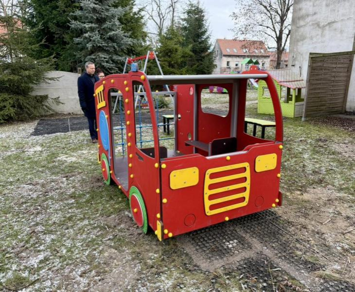 Plac zabaw przy Żłobku Miejskim w Ziębicach z nowym wyposażeniem za ponad 163 tys. zł