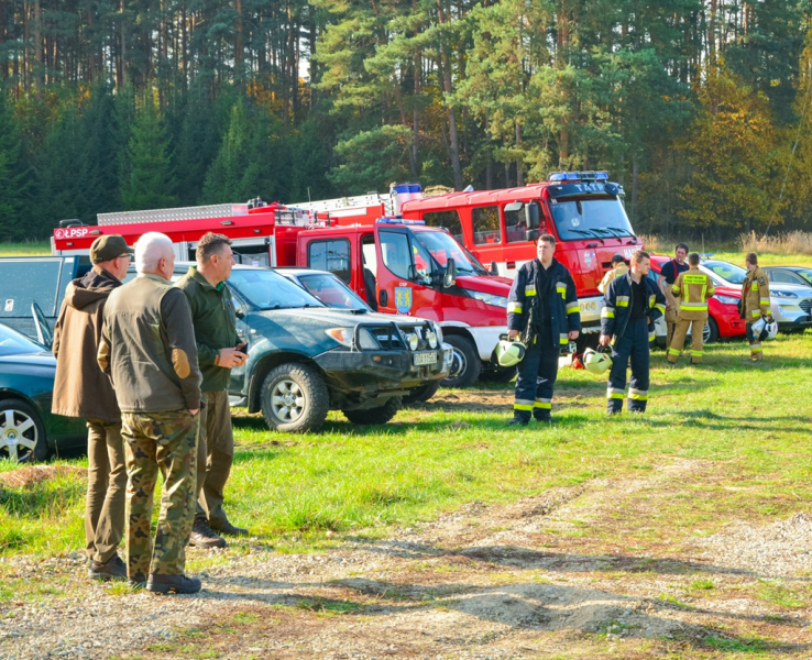 Kilkugodzinne zajęcia uczyły również pracy w zespole z wykorzystaniem podręcznego sprzętu gaśniczego i dawały możliwość wymiany doświadczeń i rozwiązań stosowanych w różnych grupach zawodowych