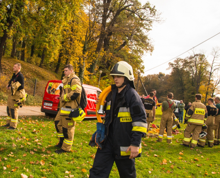 Kilkugodzinne zajęcia uczyły również pracy w zespole z wykorzystaniem podręcznego sprzętu gaśniczego i dawały możliwość wymiany doświadczeń i rozwiązań stosowanych w różnych grupach zawodowych