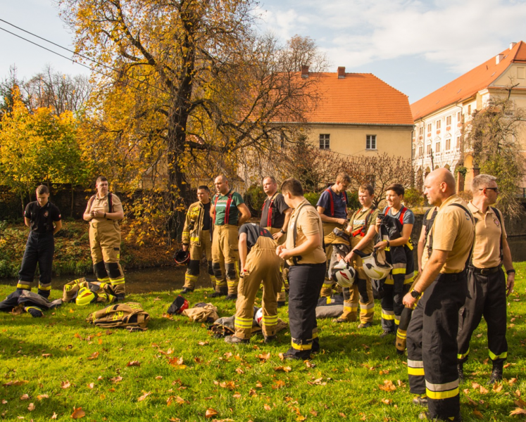 Kilkugodzinne zajęcia uczyły również pracy w zespole z wykorzystaniem podręcznego sprzętu gaśniczego i dawały możliwość wymiany doświadczeń i rozwiązań stosowanych w różnych grupach zawodowych